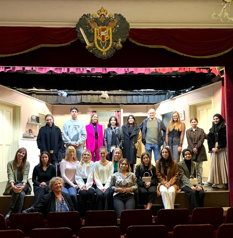 Besucher und Darsteller auf der Bühne