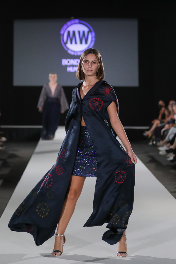 Mode-Schülerin am Laufsteg