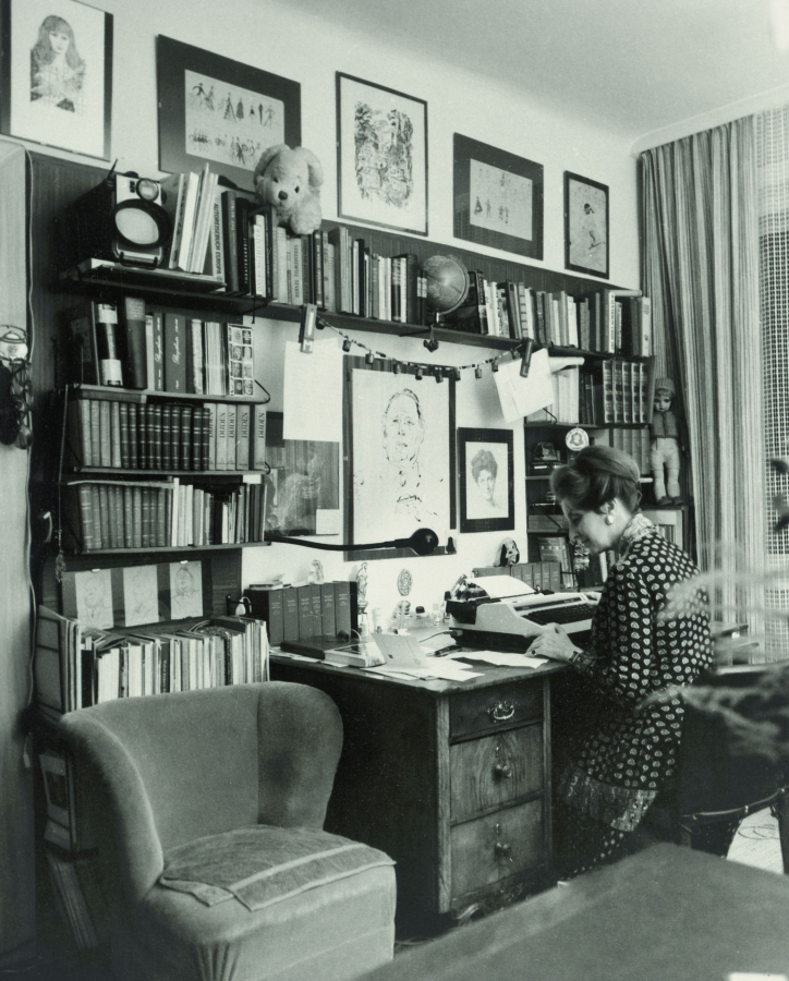 Lotte Tobisch an ihrem Schreibtisch