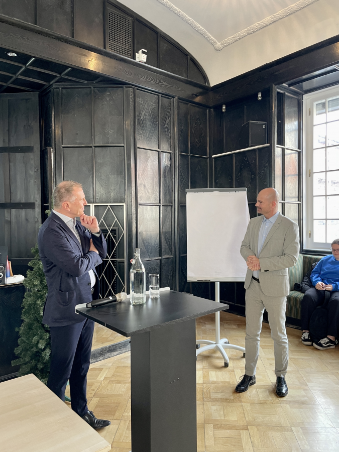 Armin Wolf und Direktor Töglhofer