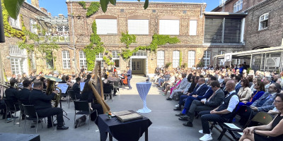 Festtagsstimmung im Schulhof