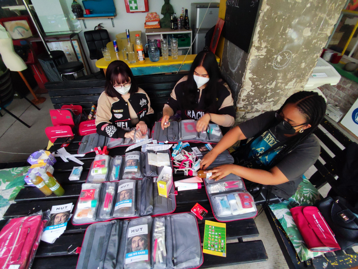 Packen der Hygienetaschen