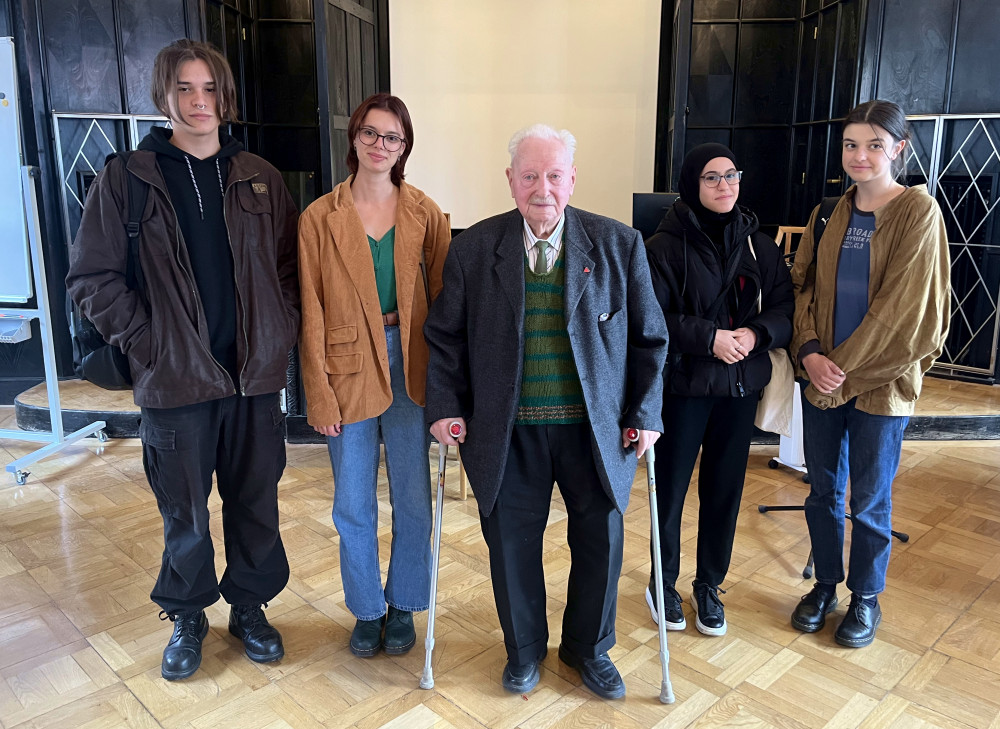 Erich Finsches mit Schüler*innen der HLMW9