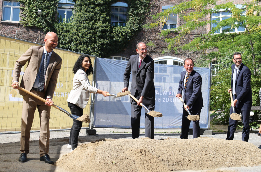 Spatenstich zum Umbau