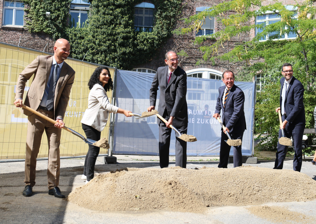 Spatenstich zum Umbau