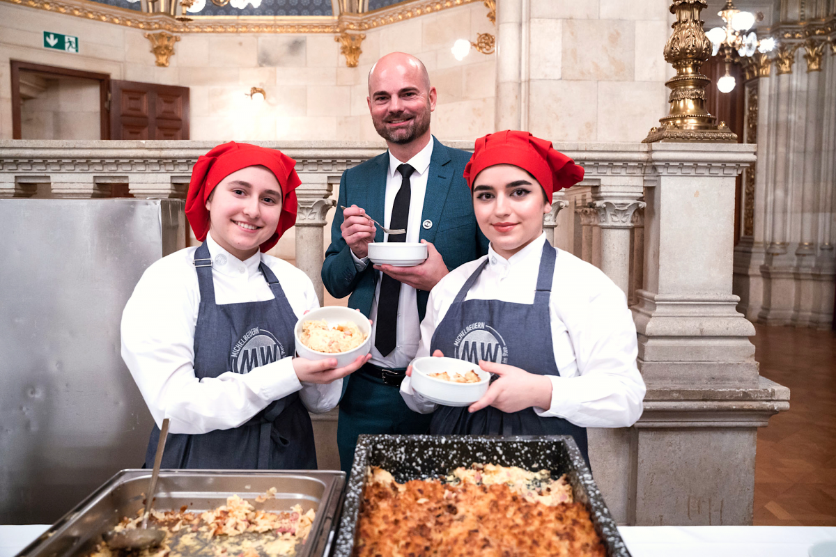 Direktor mit Schülerinnen der 2HKA